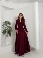 فستان سهرة عنابي بتصميم جاكيت كلاسيكي وتنورة واسعة