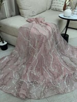 فستان سهرة وردي ساتان فاخر مع شق أمامي وتفاصيل شفا...