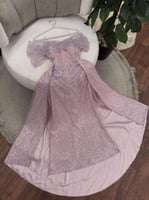 فستان سهرة ليلكي لامع بذيل أنيق