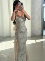 فستان فضي مطرّز بفخامة ملكية وأناقة لامعة