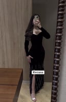 فستان سهرة موف غامق بفتحة أمامية وتطريز راقٍ