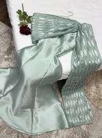 فستان سهرة أخضر فستقي بتصميم راقٍ وشال فاخر