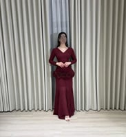 فستان خمري غامق بقصة أنثوية فاخرة