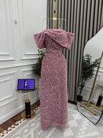 فستان سهرة وردي مطرّز بالكامل بلمعة ناعمة