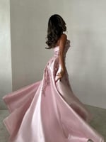 فستان سهرة وردي مطرز بالزهور مع ذيل طويل – لمسة مل...