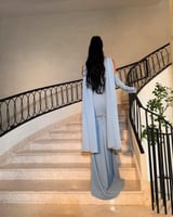 فستان سهرة سماوي مطرز مع قفازات أنيقة