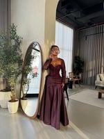 فستان سهرة عنابي دانتيل مطرز مع تنورة ساتان فاخرة