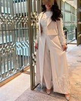 طقم "إيليت" قطعتين: جمبسوت وجاكيت مطرز بالريش