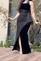 فستان سهرة أسود مخملي بلمسة عصرية