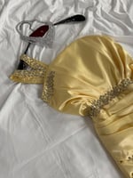 فستان أصفر سهرة بكتف مكشوف وتطريز كريستالي