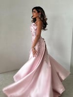 فستان سهرة وردي مطرز بالزهور مع ذيل طويل – لمسة مل...