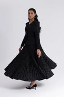 فستان أسود راقٍ بتصميم أنيق وتفاصيل فاخرة