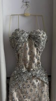 فستان سهرة فضي مطرز بالكرستال – إطلالة فاخرة تخطف...
