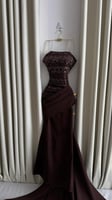فستان سهرة بني داكن مطرز مع ذيل فاخر