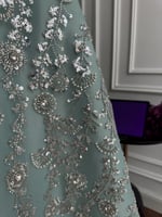 فستان سهرة أخضر فاتح مطرز بذوق ملكي