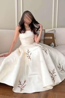 فستان سهرة بيج مطرز بتصميم فاخر وجذاب