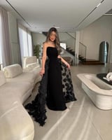 فستان سهرة أسود ستان بذيل شفاف مزين بالورود