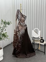 فستان سهرة بكتف واحد مطرز بالترتر البني والفضي