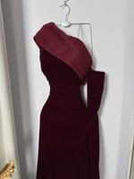 فستان سهرة مخملي عنابي كتف واحد بكم منفصل