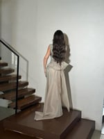 فستان فضي مطرّز بفخامة ملكية وأناقة لامعة