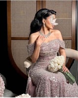 فستان سهرة ليلكي لامع بذيل أنيق