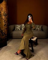 فستان سهرة زيتوني بتصميم كورسيه وتطريز فاخر