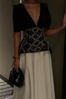 فستان سهرة أسود وأوف وايت بتصميم فاخر