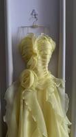 فستان أصفر شيفون بتصميم أنثوي فخم
