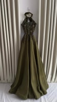 فستان سهرة زيتوني مطرز بتصميم ملكي