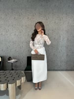 فستان "أيفوري" ميدي بدانتيل علوي وحزام رفيع