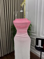 فستان سهرة وردي متدرج مرصع بالترتر