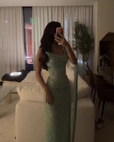فستان سهرة أخضر فستقي لامع بقصة أنثوية