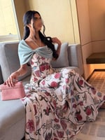 فستان "جاردينيا" طويل بنقوش زهرية وشال درابيه