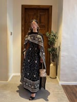 جلابية سوداء مطرزة بأسلوب شرقي فاخر