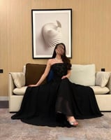 فستان سهرة أسود مطرّز بدون أكمام