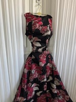 فستان أسود بنقشة ورود حمراء وقصة راقية