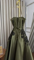 فستان زيتوني بخصر منحوت وتطريز ملكي فاخر