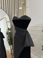 فستان سهرة أسود مخملي بلمسة عصرية