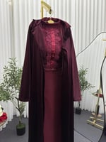 فستان سهرة خمري بتفاصيل دانتيل فاخرة