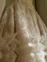 فستان سهرة أوف وايت بتصميم تول متدرج – إطلالة ملكي...