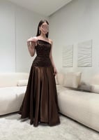 فستان شوكولاتة مطرز بتصميم ملكي راقٍ