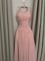 فستان سهرة وردي هادئ بتصميم ناعم ومنسدل