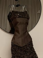 فستان شوكولاتة لامع بتصميم كورسيه فاخر