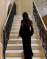 فستان مخملي بنفسجي بتصميم دانتيل ملكي