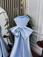 فستان سماوي مطرز بالكريستال مع فيونكة خلفية