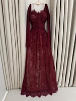 فستان سهرة بورغندي دانتيل بأكمام شفافة