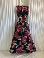 فستان أسود بنقشة ورود حمراء وقصة راقية