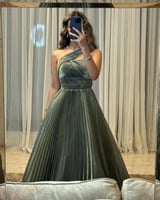 فستان سهرة أخضر زيتي بكتف واحد مطوي بتصميم أنيق وف...