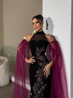 فستان أسود مطرّز بورد خمري مع كاب شيفون فاخر