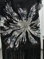 فستان سهرة أسود أنيق بتطريز فضي وشراشيب فاخرة